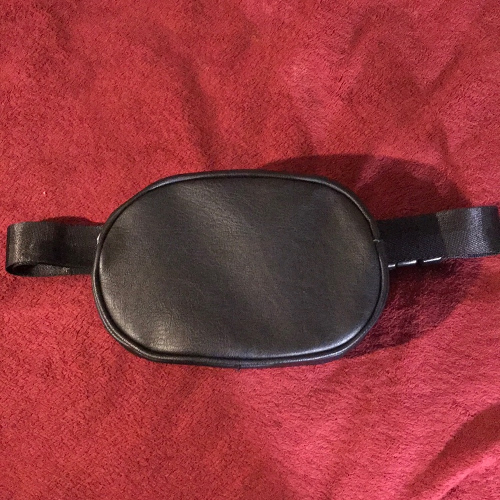 Black fanny pack